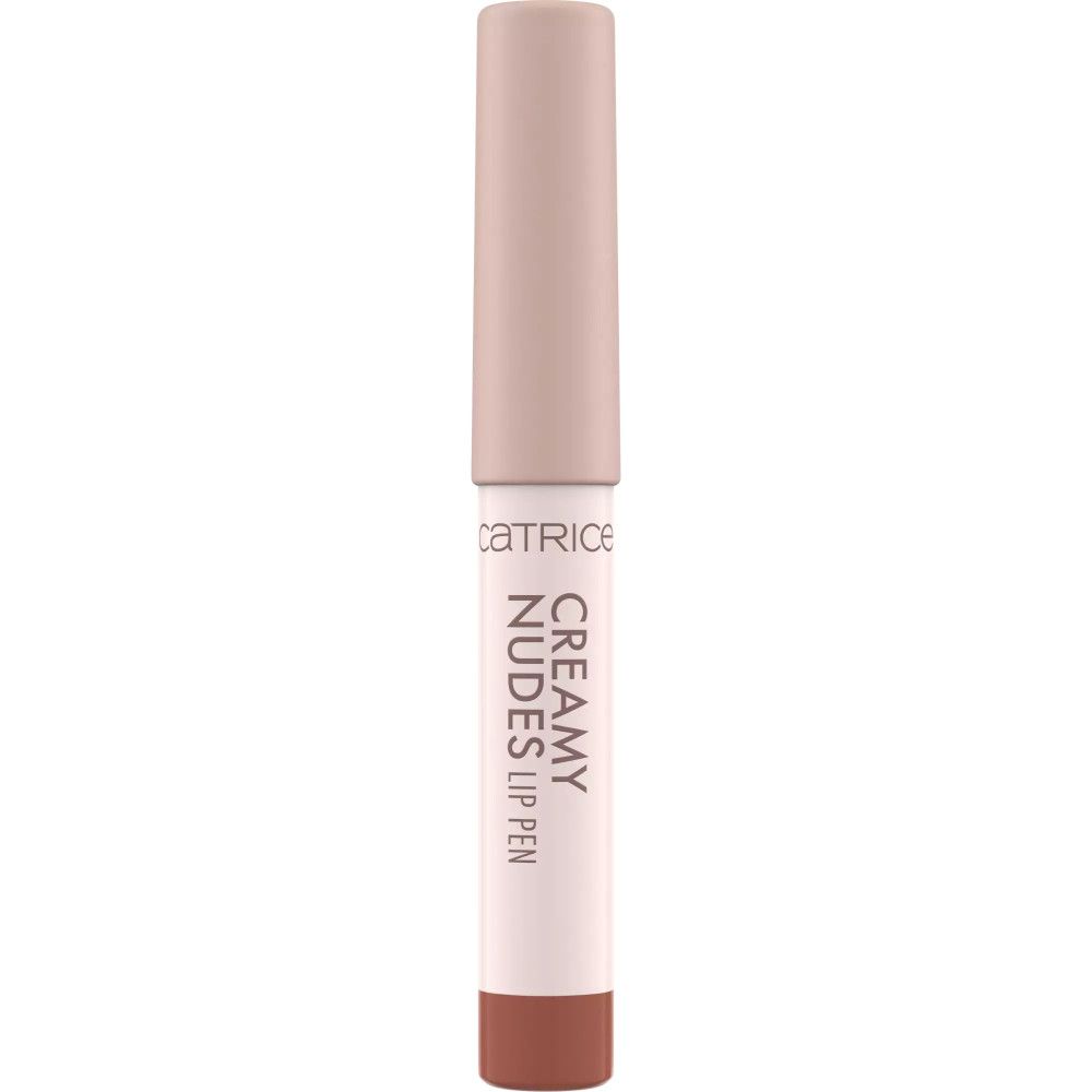 Lippenkonturenstift mit Deckel. Spitze und unterer Teil in Nude-Farbe. Aufschrift: CATRICE CREAMY NUDES LIP PEN.