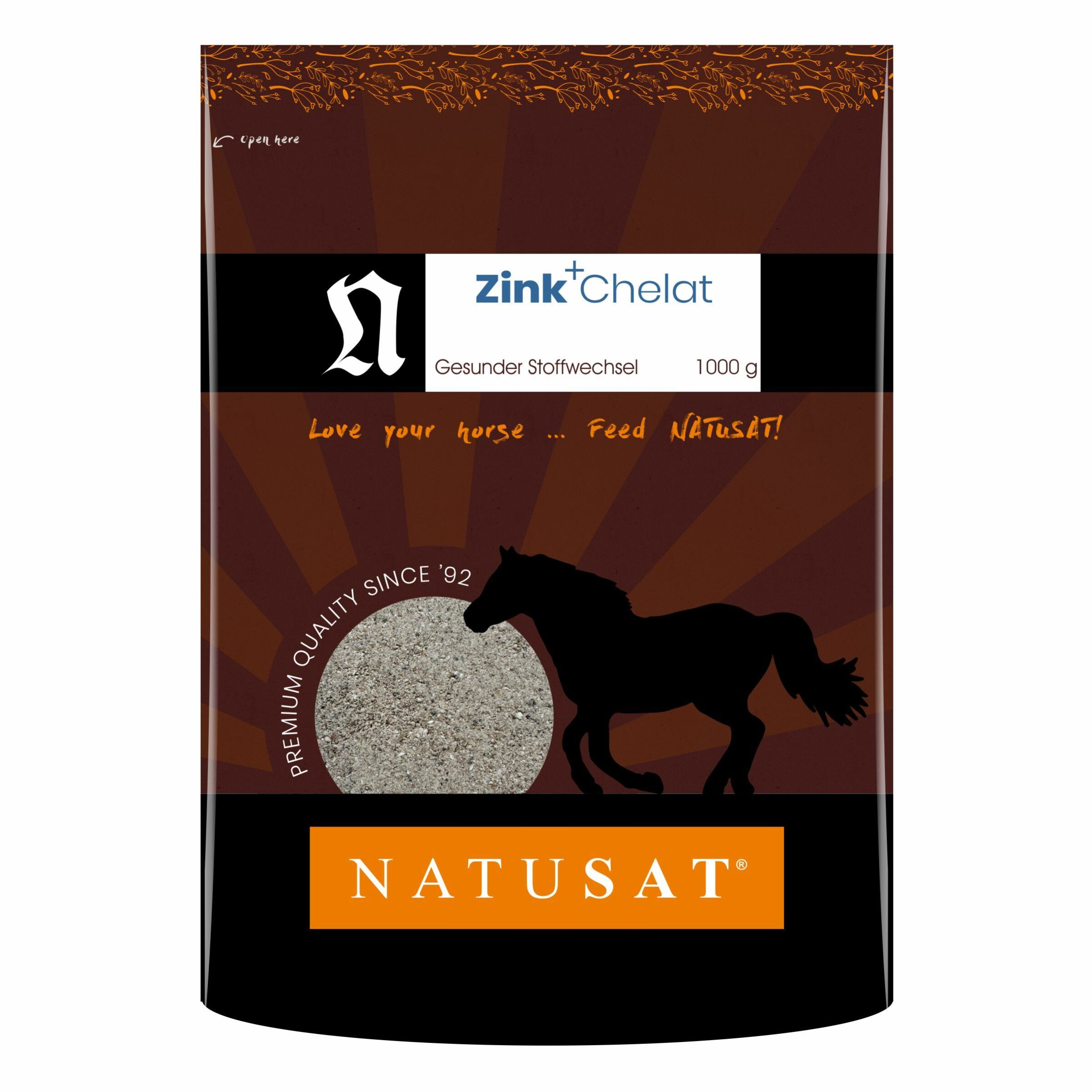 Braune Verpackung mit Produktnamen und Logo. Enthält Zink Chelat Pulver. 1000 g. Schwarze Pferde-Silhouette.