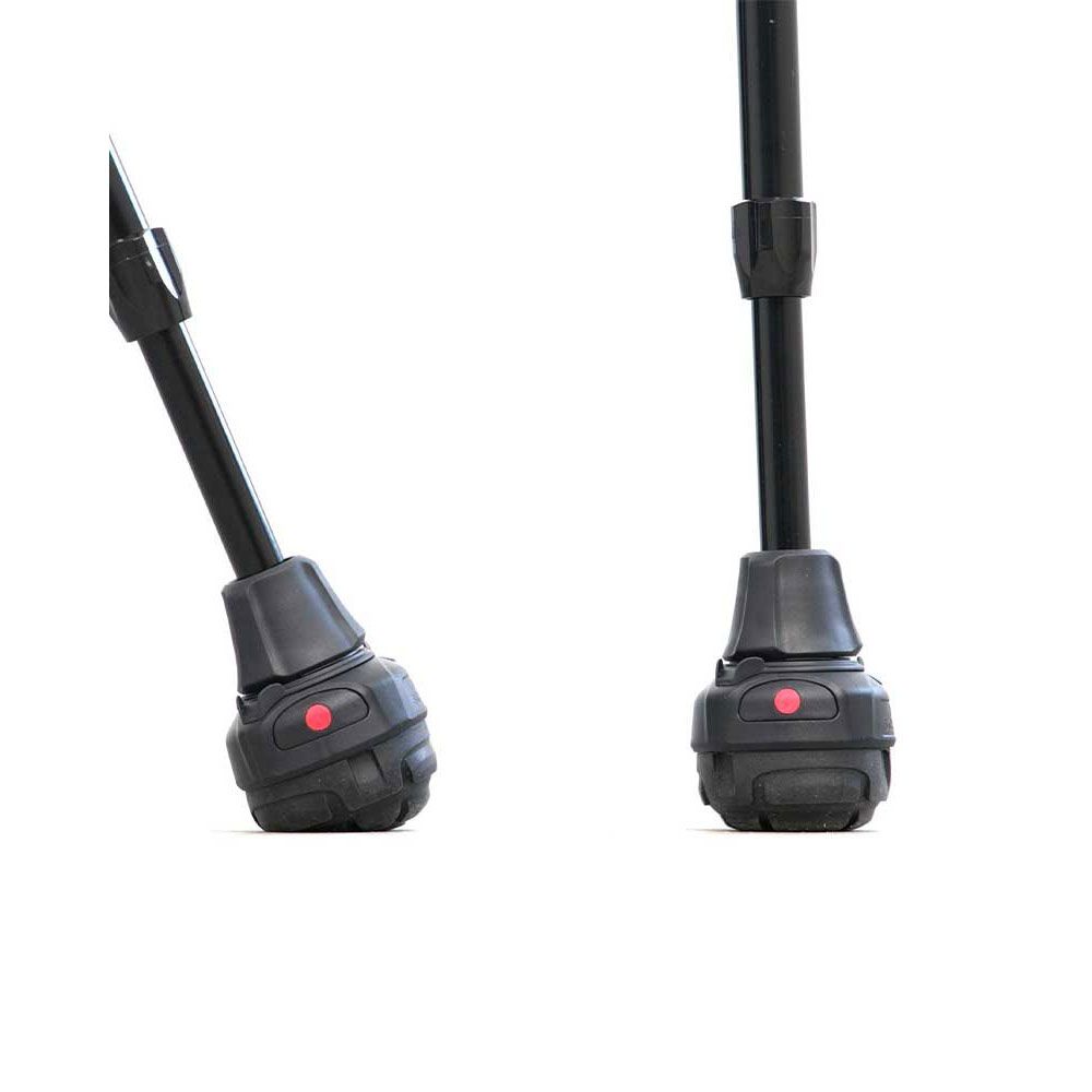 Schwarze Krückenfuß mit rotem Knopf. Zwei Ansichten, Detailaufnahme. Auf weißem Hintergrund.