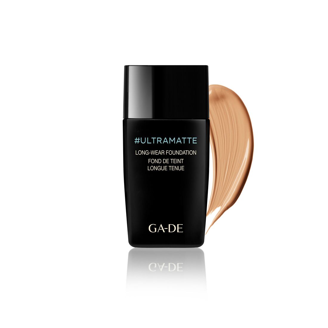 Schwarze Flasche mit Aufschrift #ULTRAMATTE, LONG-WEAR FOUNDATION, GA-DE. Daneben ein Farbstrich.