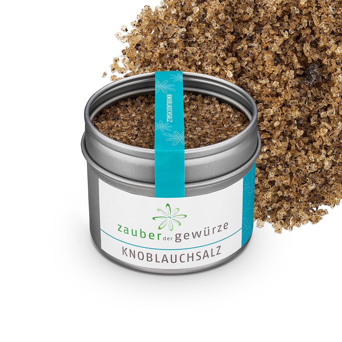 Geöffnete Dose Knoblauchsalz, daneben Salzstreuung. Etikett mit Produktname und Logo. Türkisfarbener Streifen mit Schriftzug.