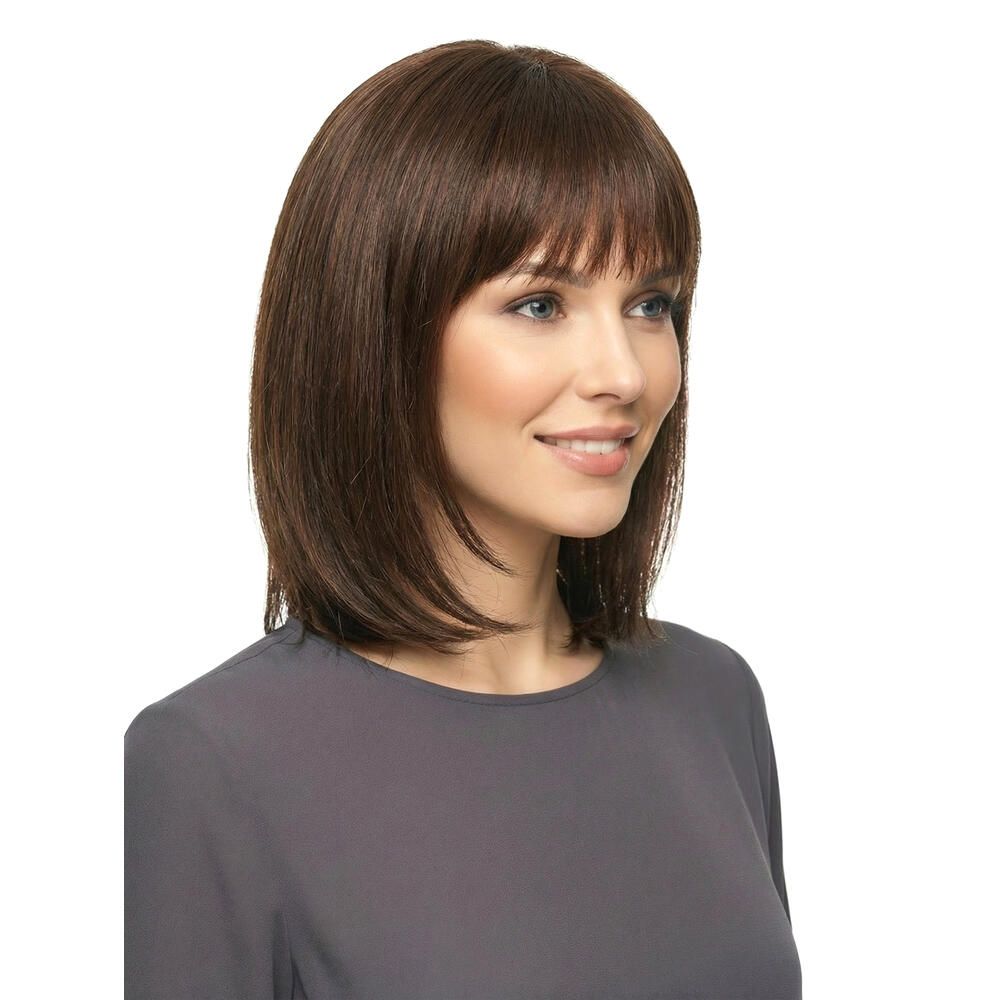 Perücke Mola von trendhair, braun, mit Pony und schulterlangem Schnitt. Dreiviertelansicht einer Frau.