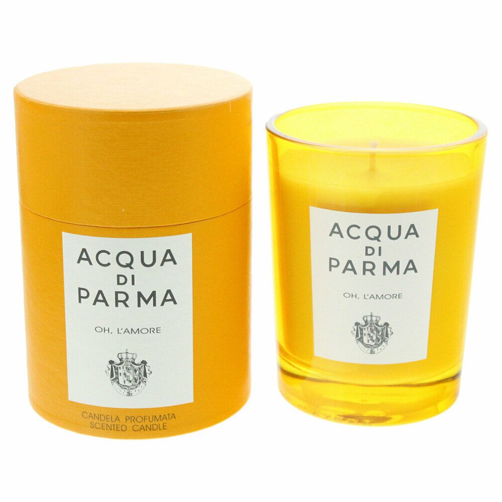 Gelbe Kerze in Glas, daneben zylindrische Verpackung. Aufschrift: Acqua di Parma, Oh, l'Amore. Gelbes Wachs.