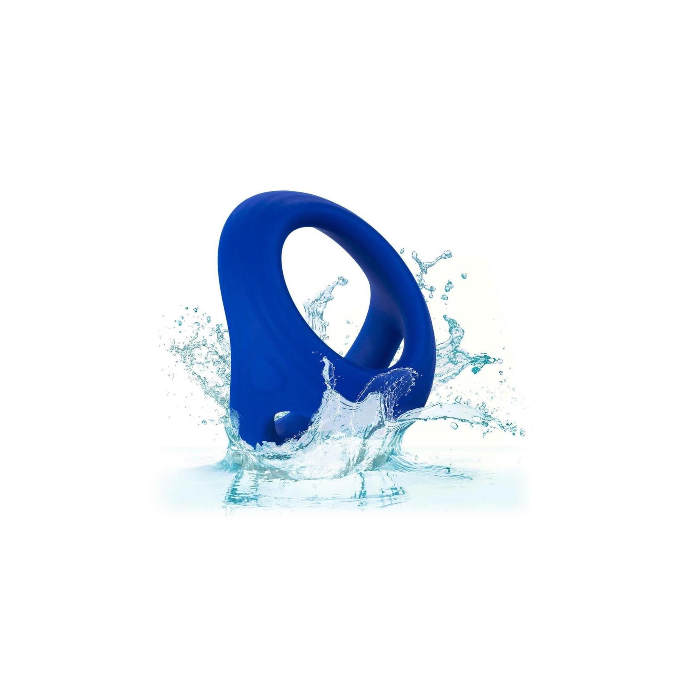 Blauer Ring im Wasser. Produkt mit runder Öffnung. Wasserspritzer umgeben das Produkt.