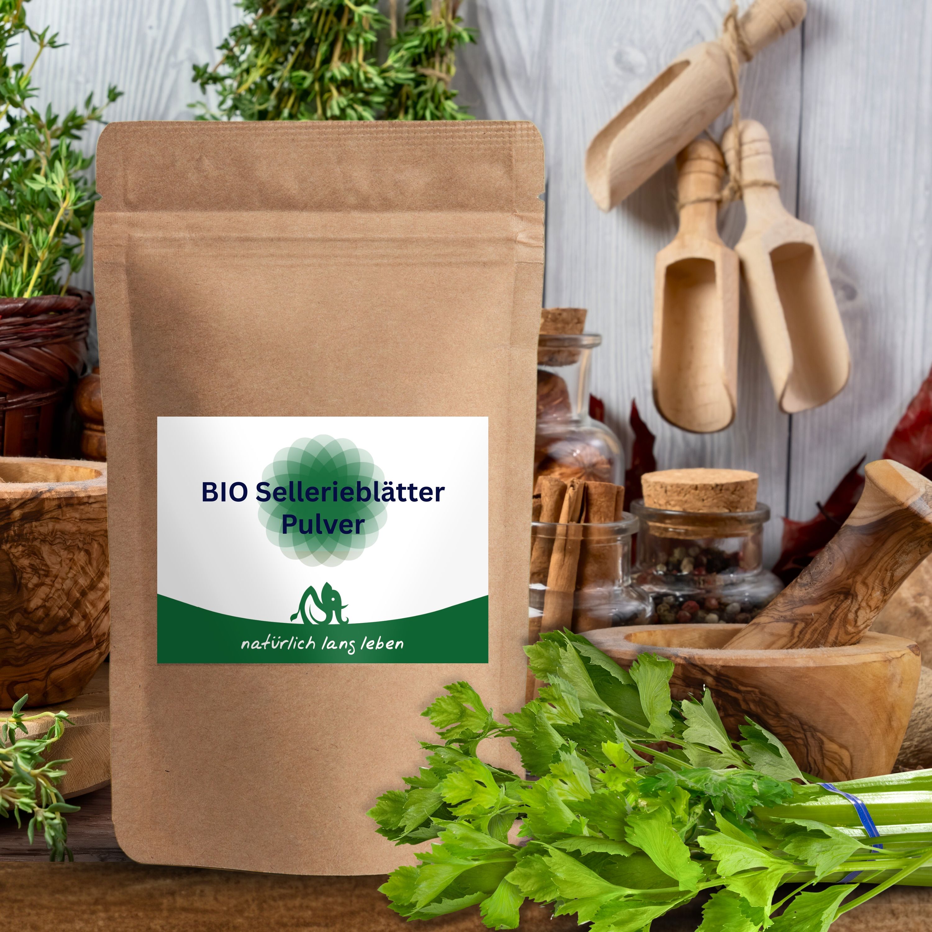 Beutel mit Etikett. Aufschrift: BIO Sellerieblätter Pulver. Grün-weißes Logo. Braune Papierverpackung. Umgeben von Kräutern und Zubehör.
