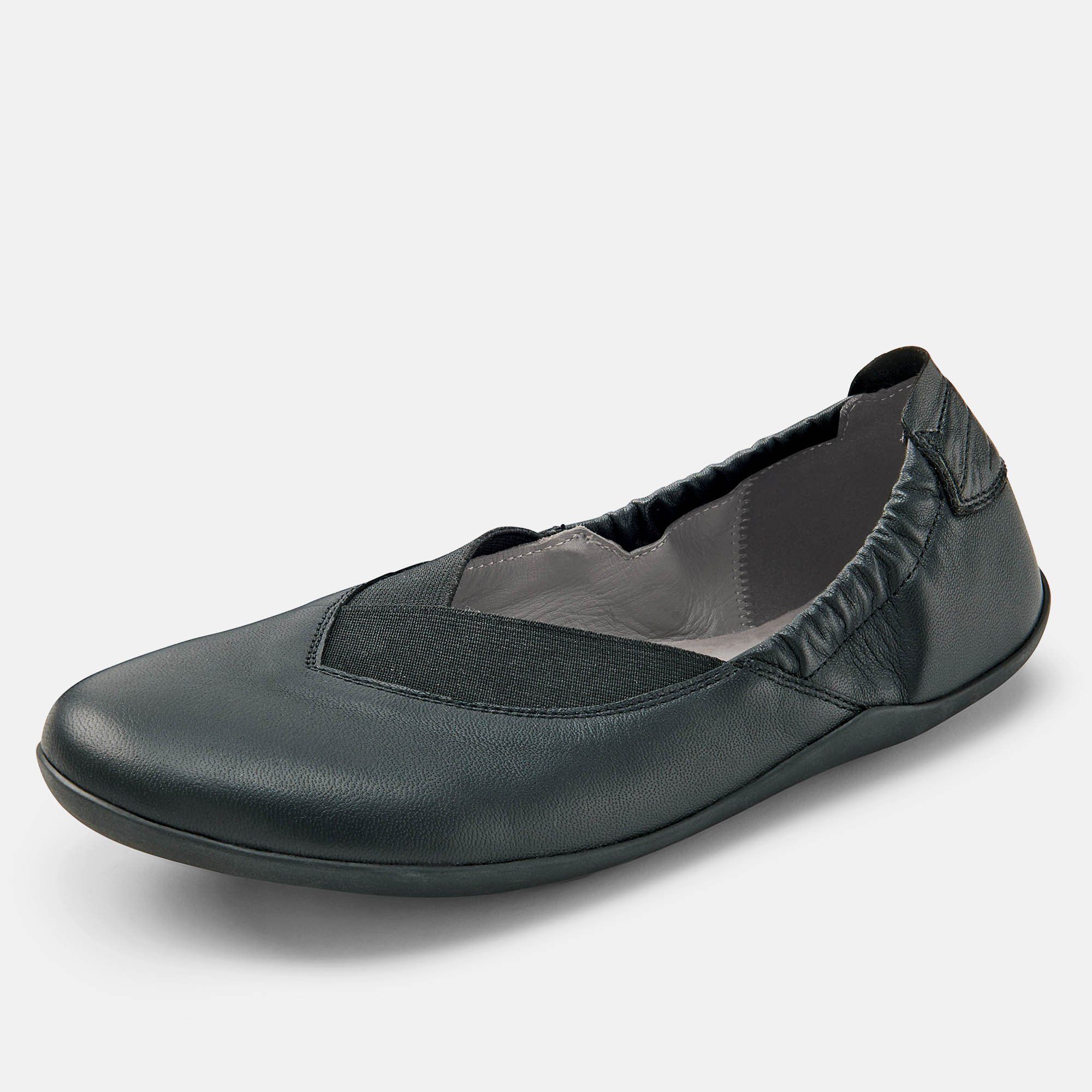 Schwarze Ballerina. Leder, elastischer Einsatz. Weite Form. Einzelner Schuh, leicht schräg gestellt.
