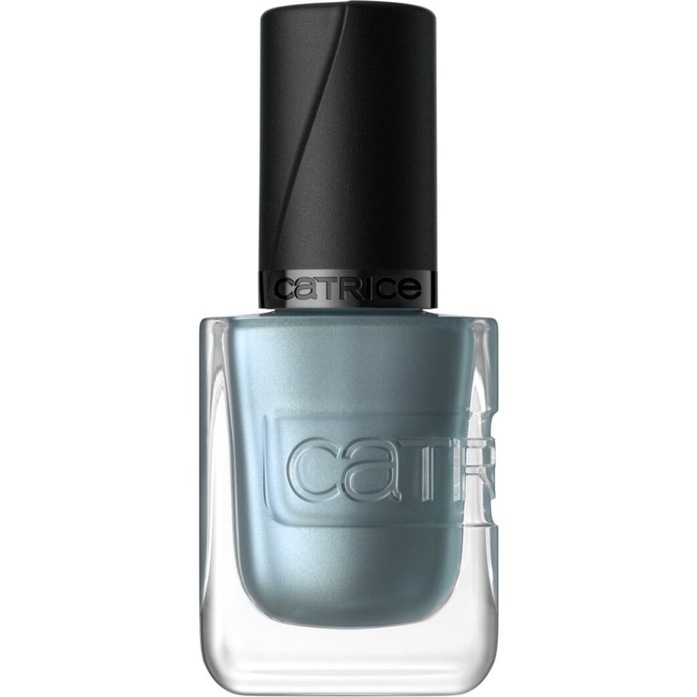 Hellblaue Nagellackflasche mit schwarzem Deckel und sichtbarem Markennamen 'CATRICE'.