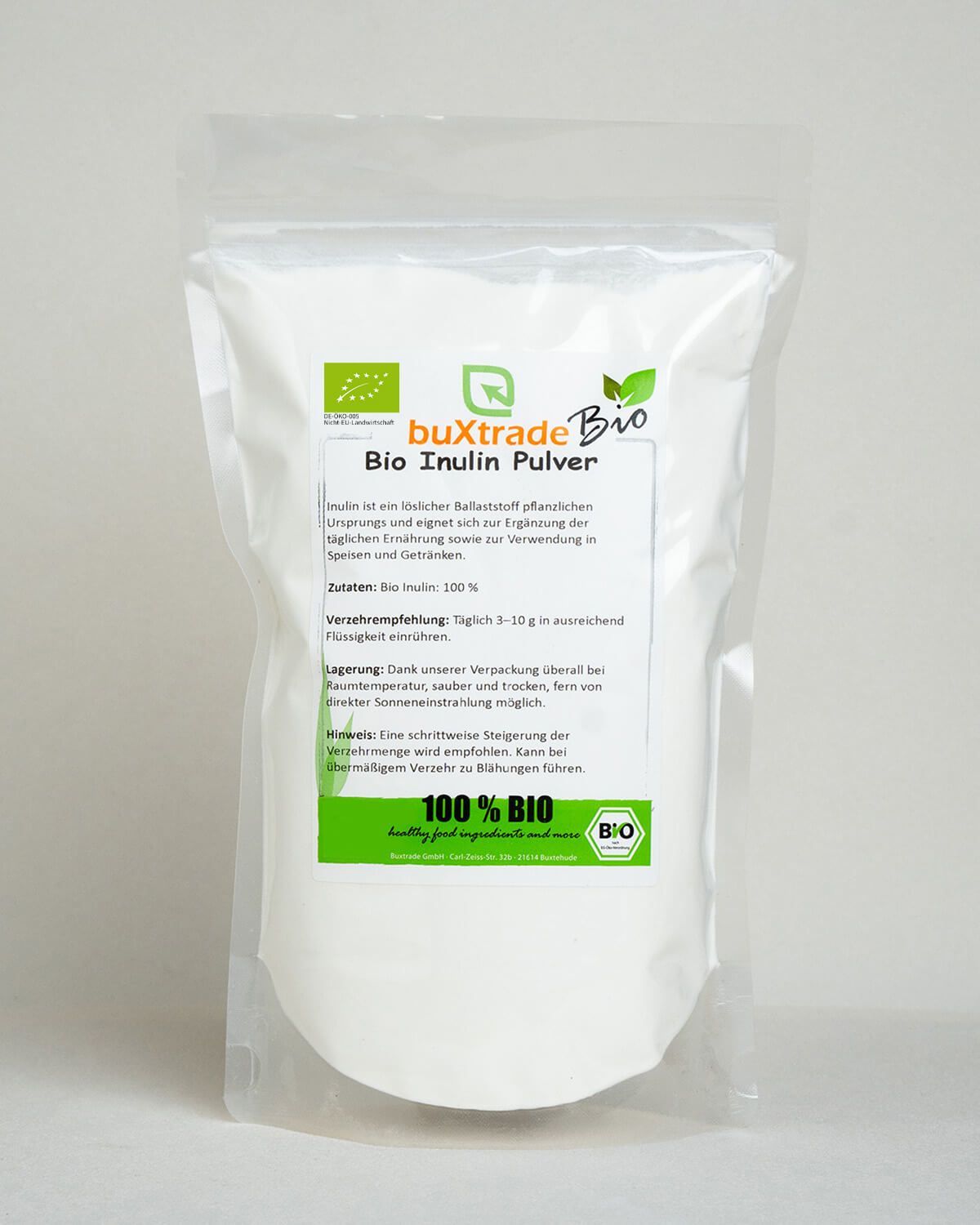 Bio Inulin Pulver in einem Standbeutel. Daneben ein kleines Glas mit Pulver und eine Aloe Vera Pflanze.