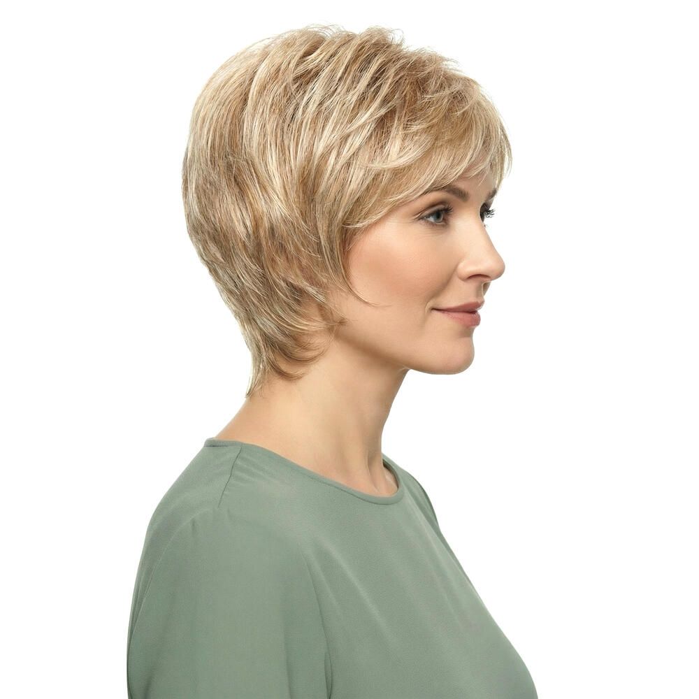 Kurzhaarperücke, blond-braun meliert, mit Pony. Frau trägt ein grünes Oberteil. Seitenansicht.