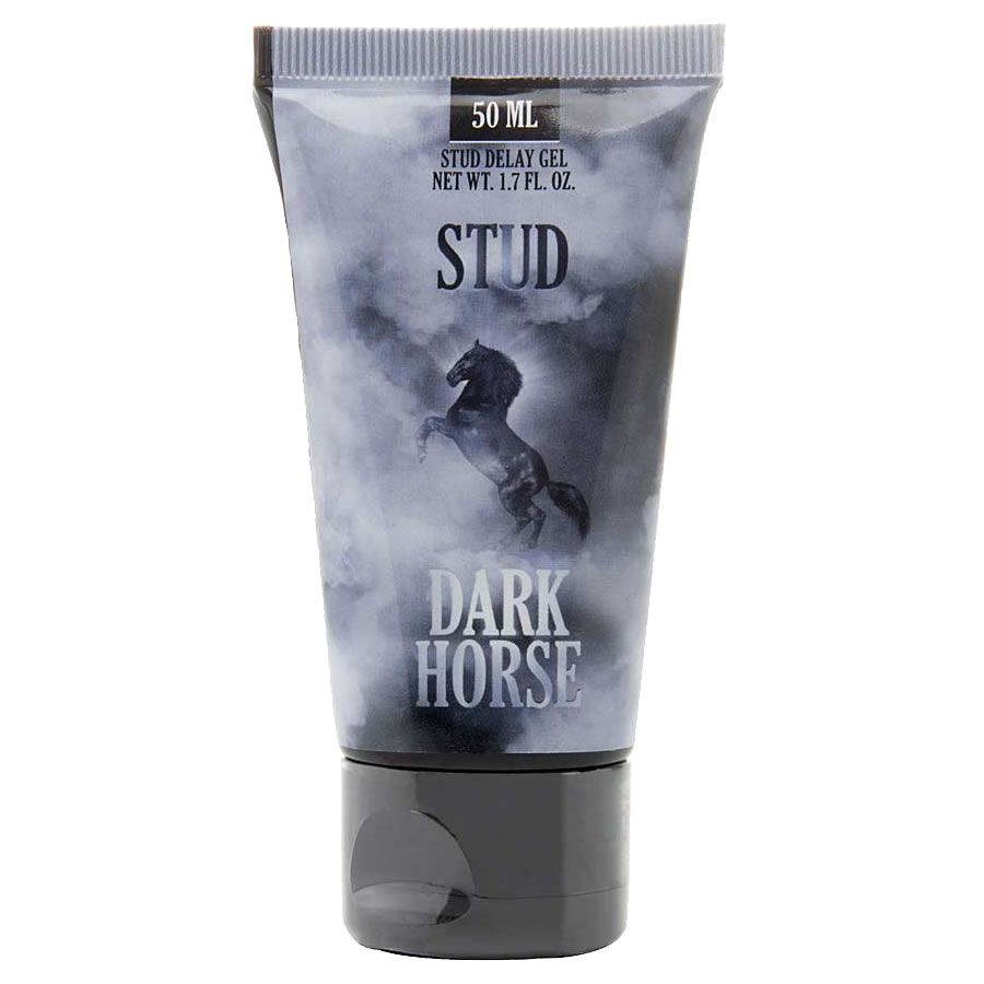 Tube mit Produktbezeichnung "STUD DARK HORSE". Aufschrift "STUD DELAY GEL". Schwarze Kappe und grauer Hintergrund mit Pferd.