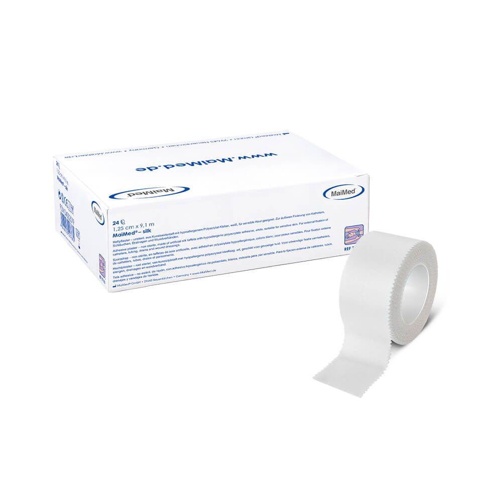 Weiße Rolle Pflaster neben einer weißen Verpackung. Auf der Verpackung steht "MaiMed". Auf der Rolle ist Pflaster abgerollt.