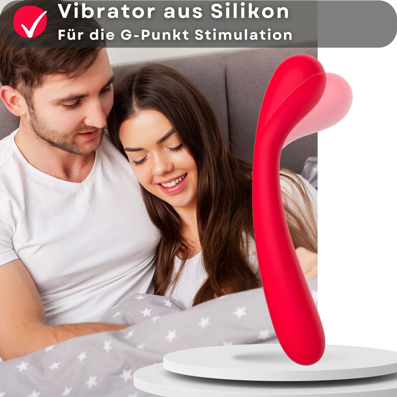 Roter Vibrator neben Paar. Text: Vibrator aus Silikon, für G-Punkt Stimulation. Paar im Bett.