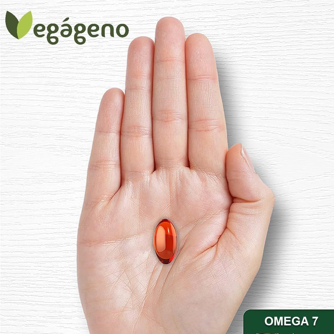 Eine einzelne rote Vegagenu Omega 7 Kapsel liegt in einer Handfläche.