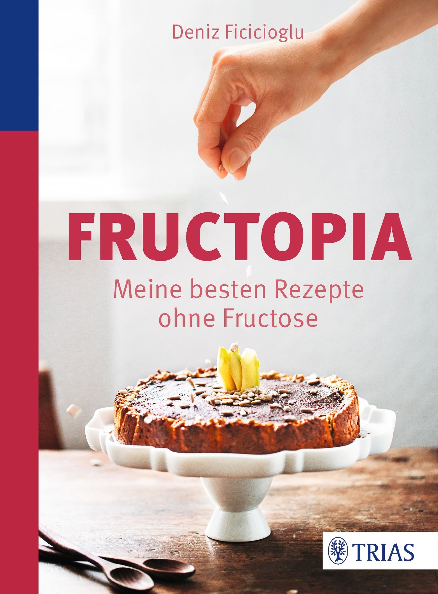 Buchcover mit Titel FRUCTOPIA. Ein Kuchen auf einem weißen Ständer. Hand streut etwas auf den Kuchen. Autor: Deniz Ficicioglu.