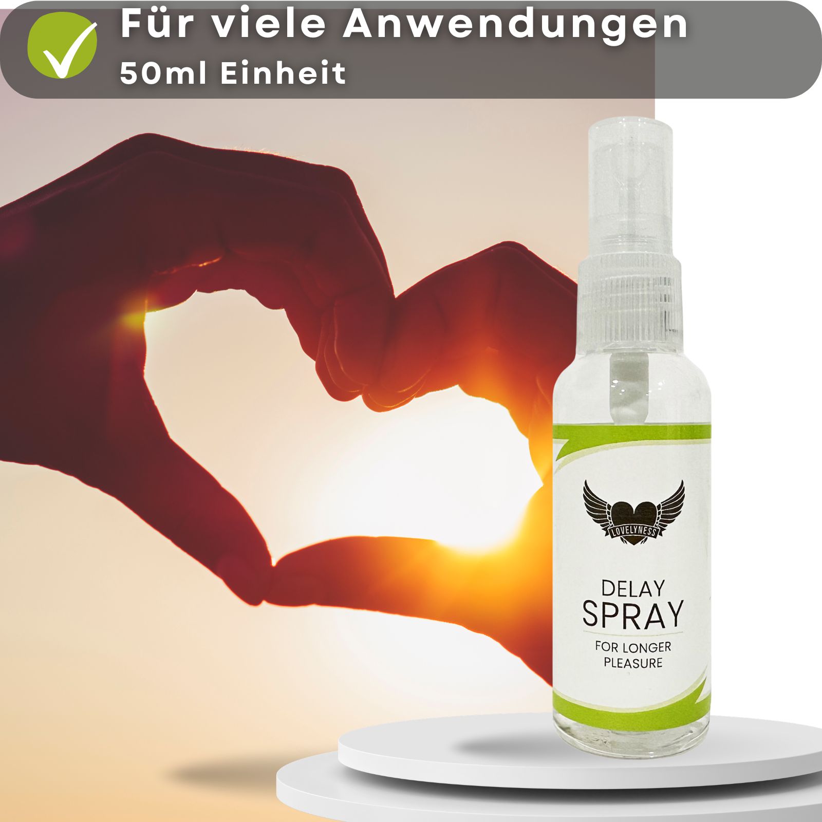 Transparente Sprühflasche mit grünem Etikett. Aufschrift: Delay Spray, For longer pleasure. Hintergrund: Hände formen Herz.