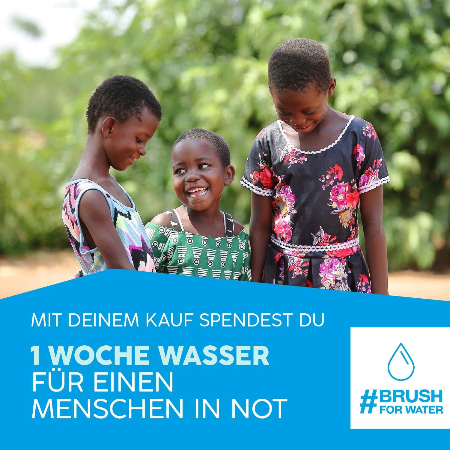 Drei lächelnde Kinder. Text: Mit deinem Kauf spendest du 1 Woche Wasser für einen Menschen in Not.