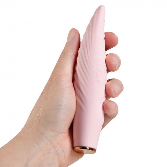 Rosa Vibrator in Hand gehalten. Glatte Oberfläche mit geriffelter Textur. Goldfarbener Abschluss.