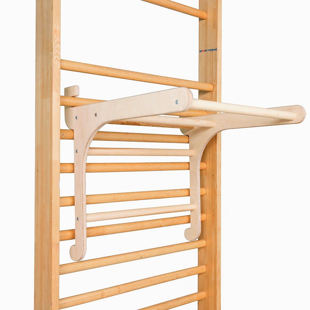 Klimmzugbügel Multi an Sprossenwand. Holzkonstruktion mit Griffen und Stangen.