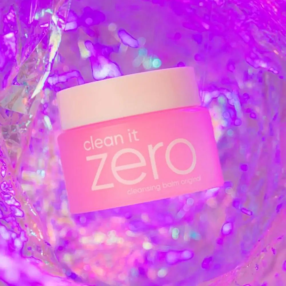 Rosa Tiegel mit weißem Deckel, in schillernder Verpackung. Aufschrift: clean it zero, cleansing balm original.