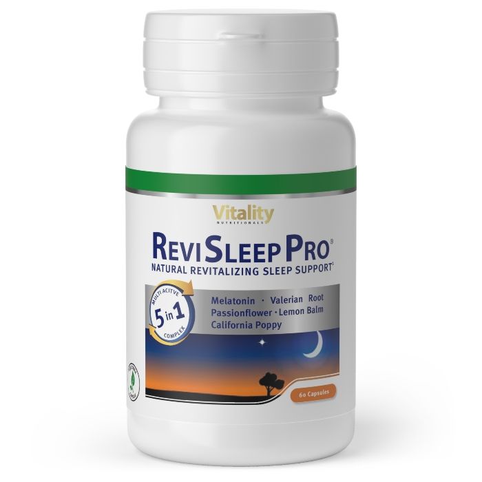 Weiße Flasche mit grünem Band. Aufschrift: ReviSleep Pro, 5 in 1 Komplex. Enthält Melatonin, Baldrian, Passionsblume, Zitronenmelisse, kalifornischer Mohn.