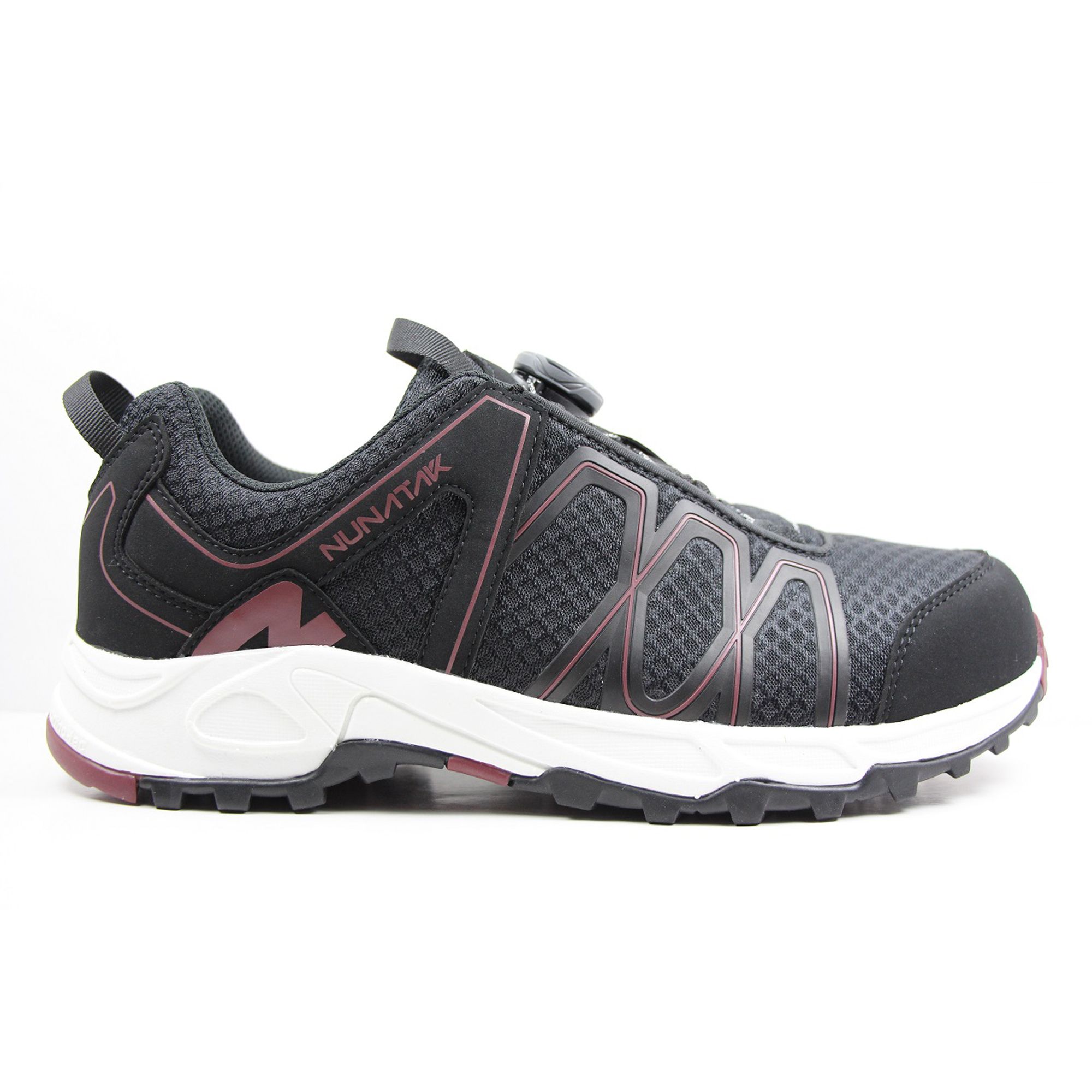 Schwarzer Schuh mit weißer Sohle. BOA®-Verschluss. NUNATAK-Schriftzug. Mesh-Obermaterial mit roten Akzenten.