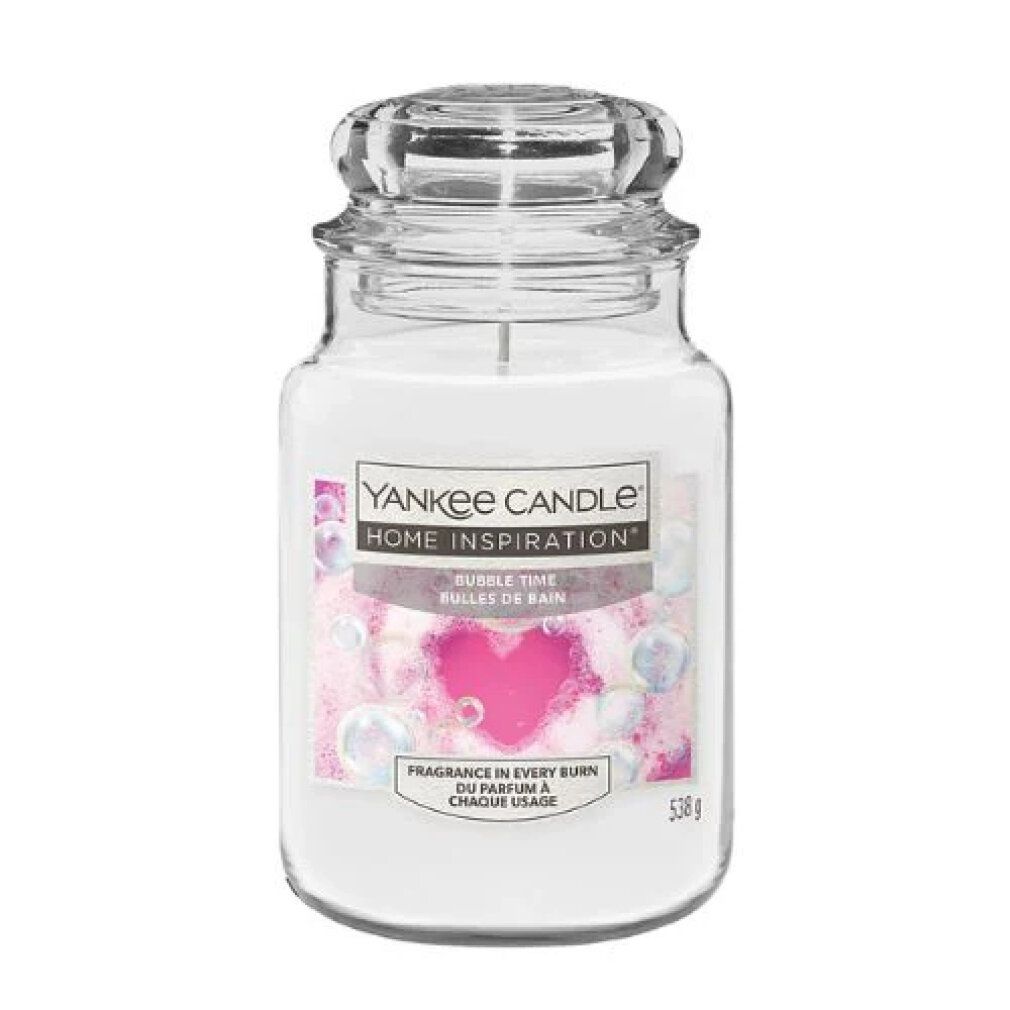 Große, weiße Duftkerze mit Glasdeckel. Aufkleber mit "Yankee Candle Home Inspiration Bubble Time". Herz- und Blasen-Dekor.
