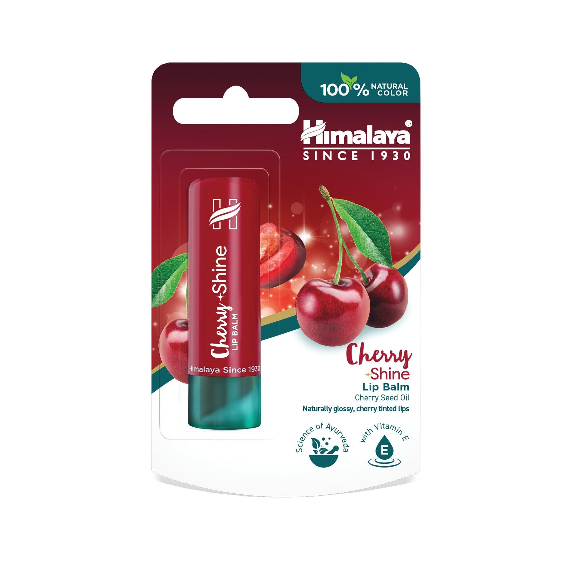 Lippenbalsam in Verpackung. Roter Stift mit Aufschrift Cherry + Shine. Kirschen und Himalaya-Logo auf der Verpackung.