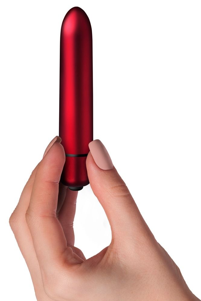 Roter Vibrator in Hand gehalten. Zylindrische Form, abgerundete Spitze. Schwarzer Ring am unteren Ende.