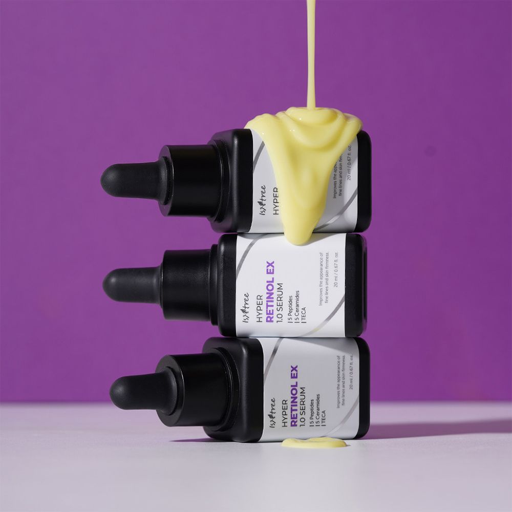 Drei ISNTREE Hyper Retinol EX 1.0 Serum Flaschen gestapelt.