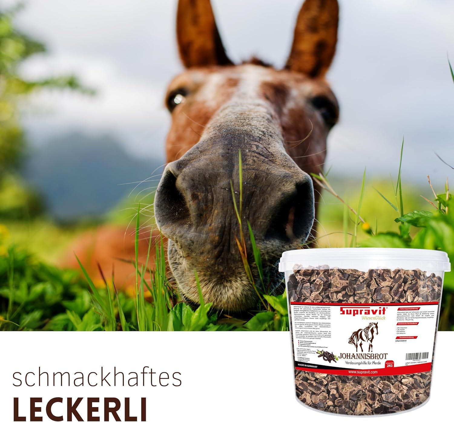 Nahaufnahme eines Pferdes, das Gras frisst. Daneben ein Eimer mit Johannisbrot-Schoten. Aufschrift: Supravit, Johannisbrot.