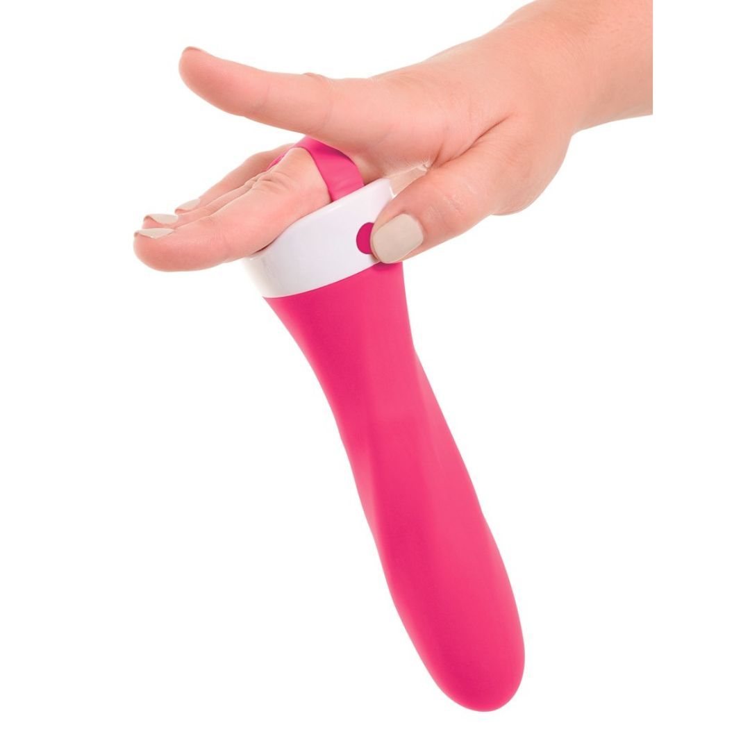 Rosa Vibrator, gehalten von einer Hand. Weißer Ring am oberen Ende. Auf weißem Hintergrund.