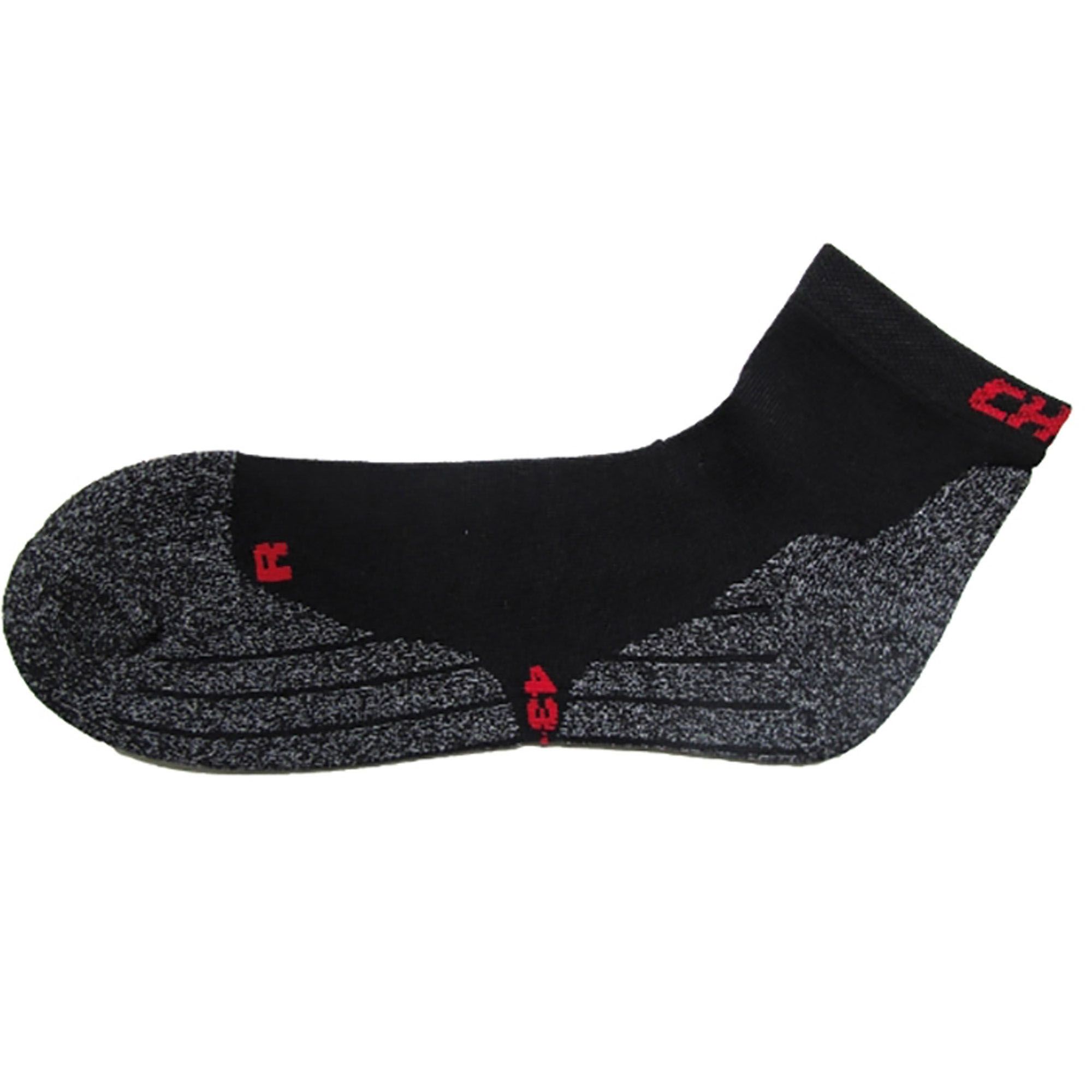 Schwarze Sportsocke mit grauem Fersen- und Zehenbereich. Roter Schriftzug "CHI" und "R". Größe 43.