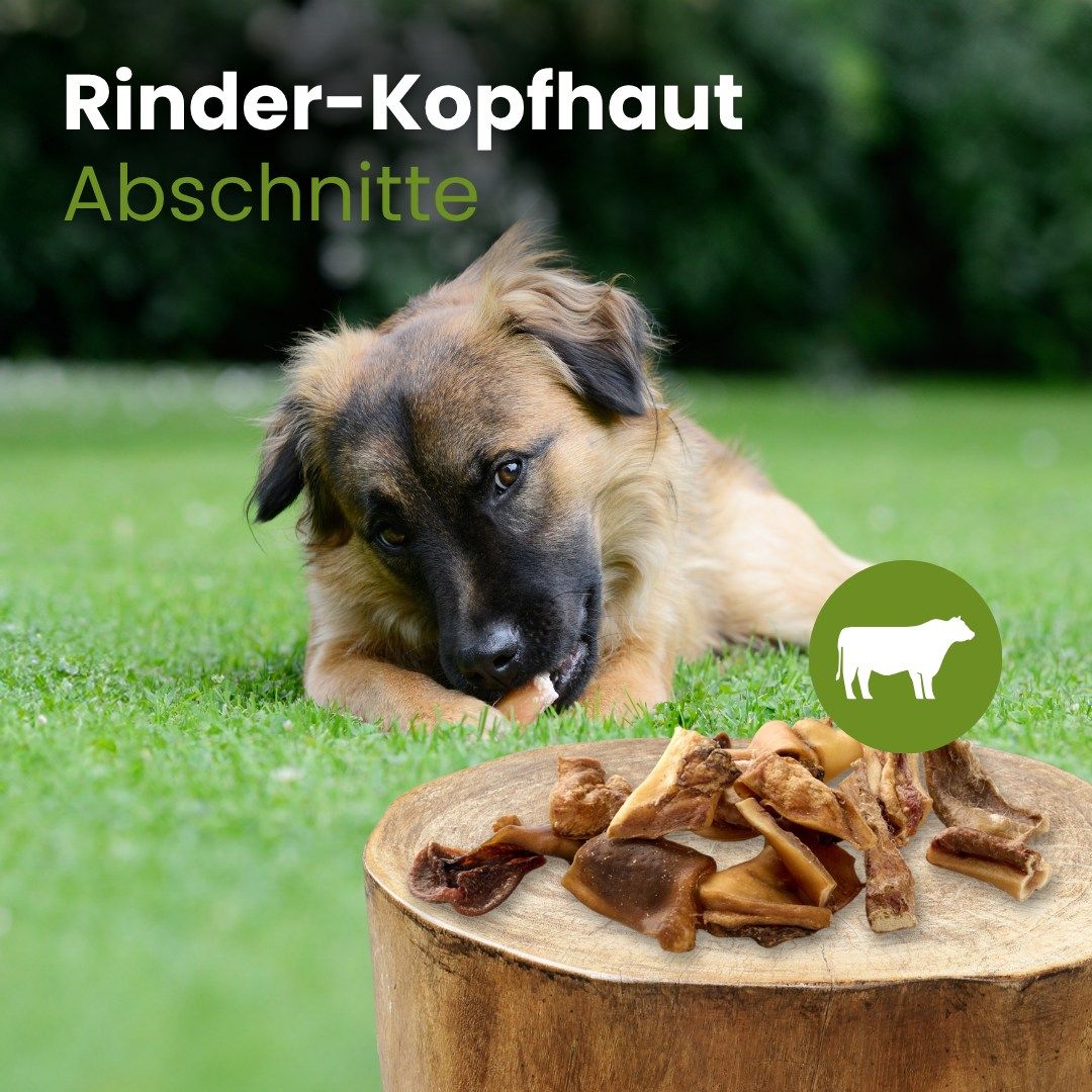 Rinder-Kopfhaut Abschnitte als Hundeleckerli, auf einem Baumstumpf arrangiert.