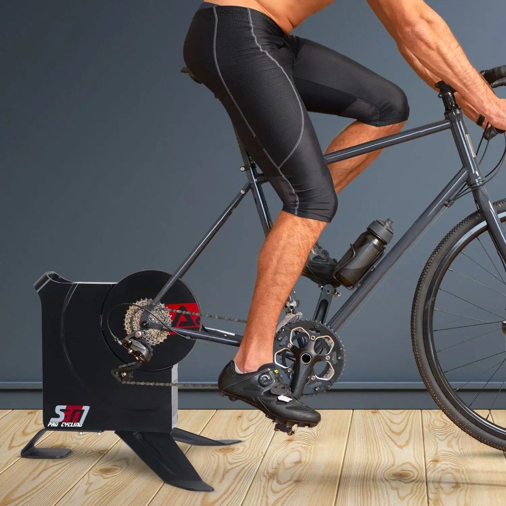 Fahrrad-Rollentrainer SBT1 mit Kettenschaltung und Schwungrad. Nahaufnahme.