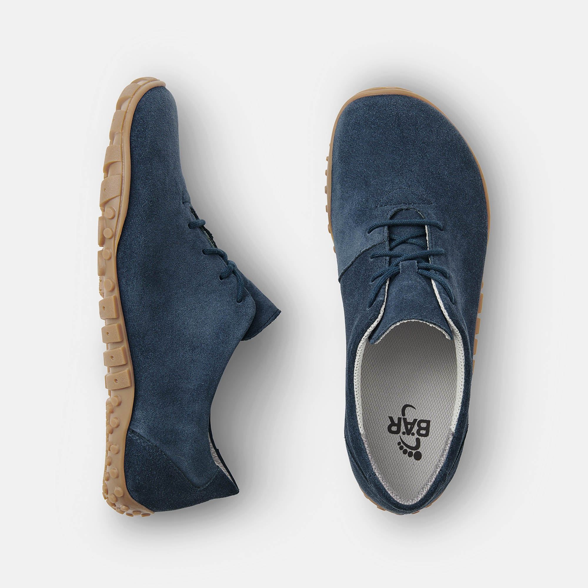 Draufsicht auf zwei blaue Schnürschuhe. Braune Sohle, Wildleder-Obermaterial. Innensohle mit Logo.