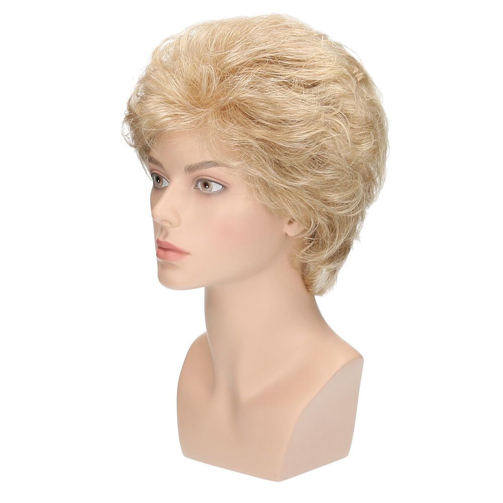 Blond gefärbte Perücke MONACO auf einem Schaufensterkopf. Kurze, gewellte Frisur. Seitenansicht.