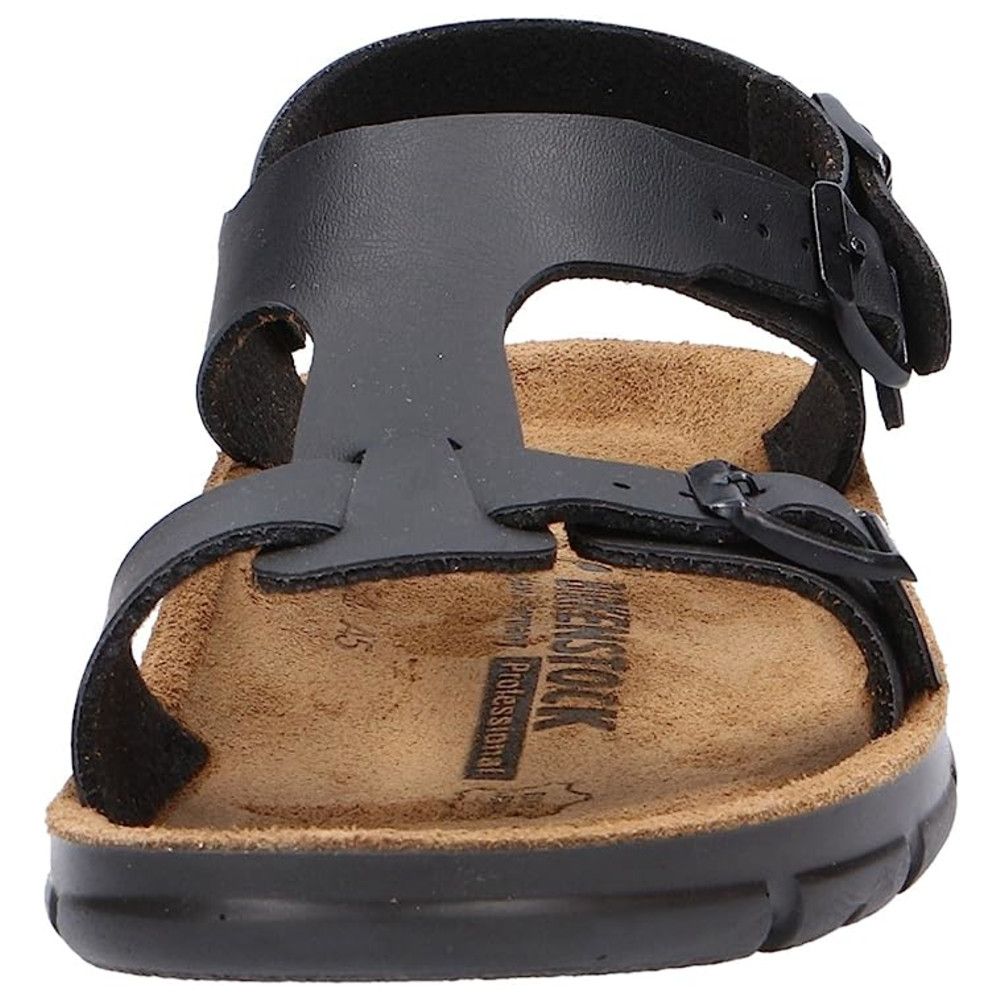 Nahaufnahme einer schwarzen Sandale mit Riemen und Schnallen. Korkfußbett, schwarze Sohle. Birkenstock-Logo sichtbar.