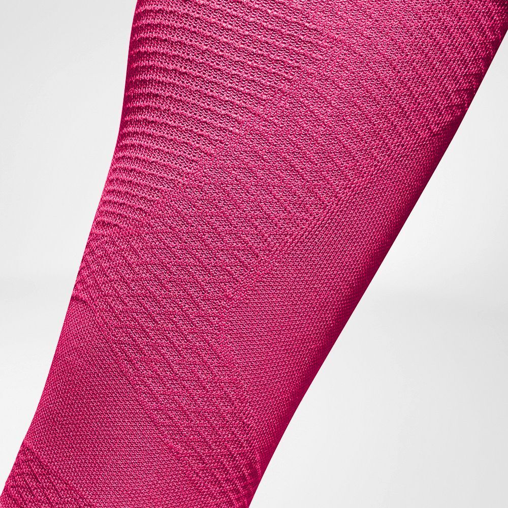 Nahaufnahme der Spitze einer pinken Kompressionssocke mit verstärkter Zehenpartie.