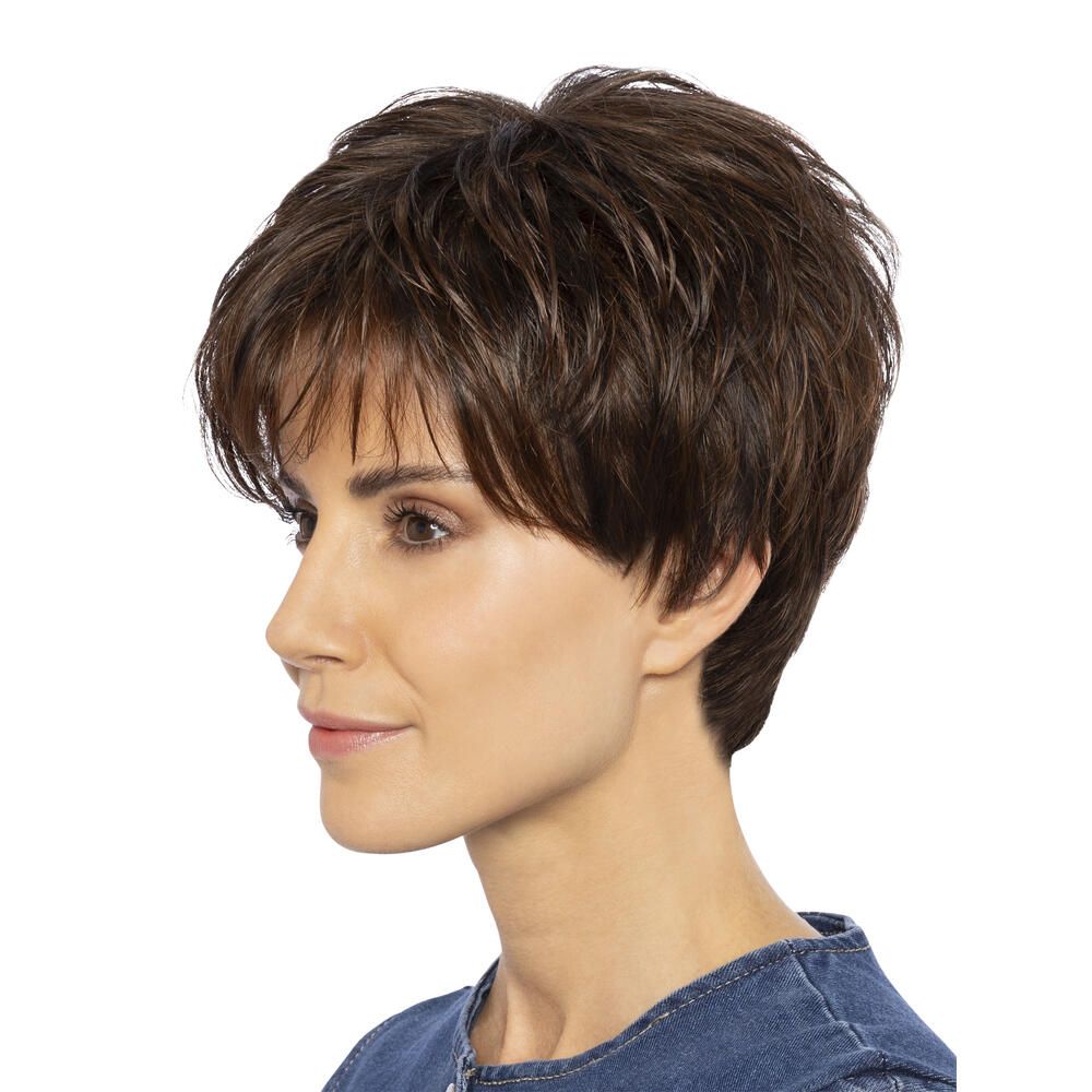 Kurzhaarperücke in Braun. Seitenansicht einer Frau.