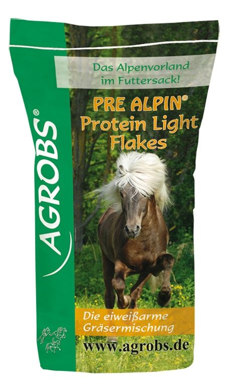 Grüner Futtersack mit Produktnamen PRE ALPIN Protein Light Flakes. Abgebildet ist ein Pferd. Text: Agrobs, www.agrobs.de.