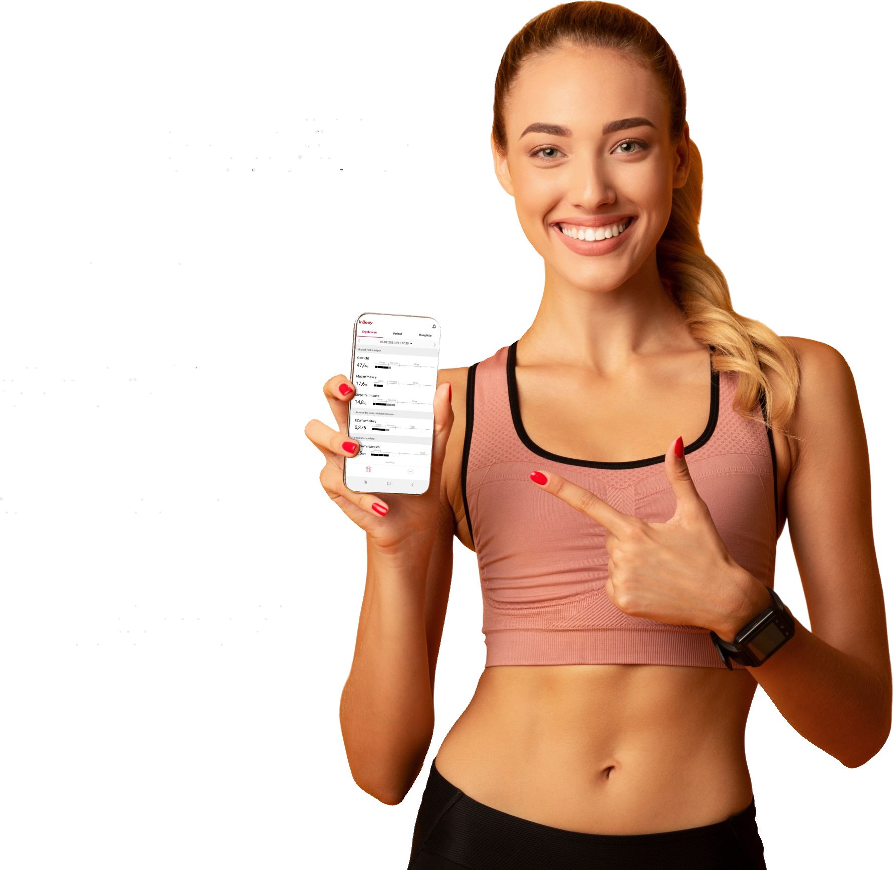 Frau zeigt Smartphone mit App-Anzeige. Trägt Fitnesstracker am Handgelenk. Lächelt.