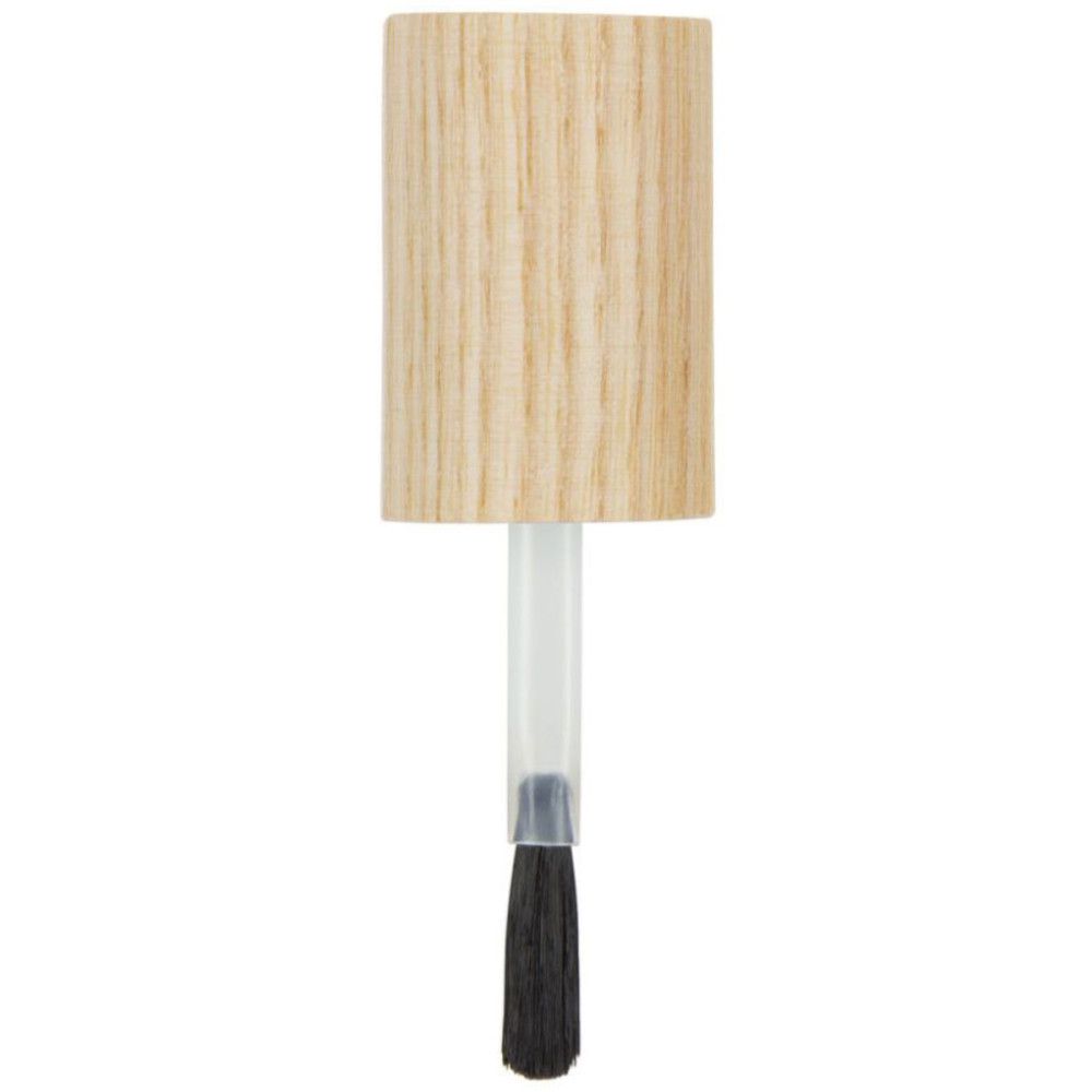Nagellackpinsel mit Holzgriff. Schwarze Borsten. Transparente Hülse.