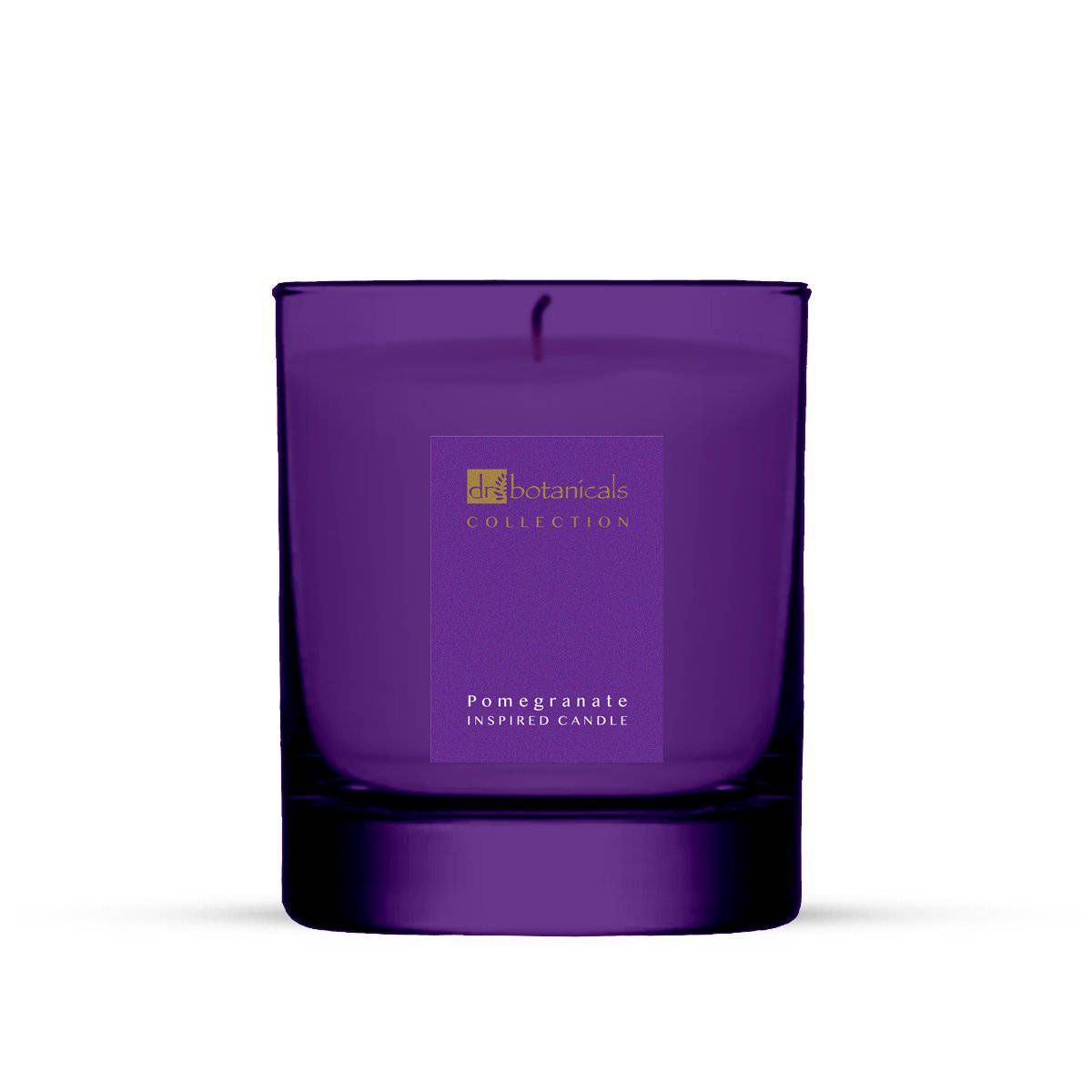 Violette Kerze in Glas. Aufkleber mit Logo und Text: Pomegranate Inspired Candle.