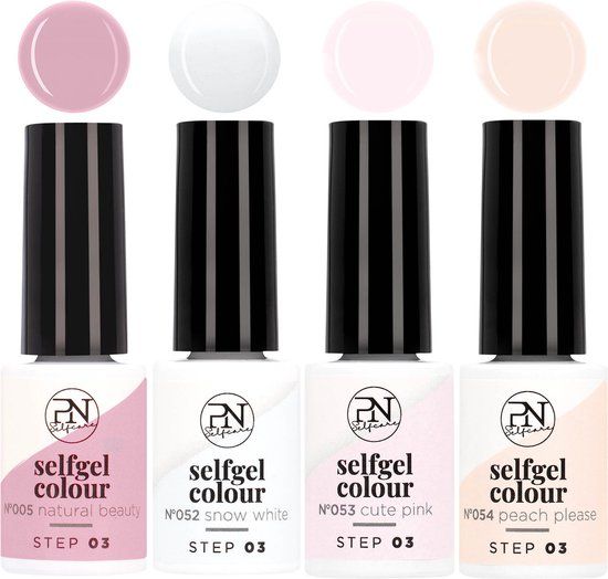 Vier Flaschen Nagellack mit schwarzen Kappen und Farbmuster. Aufschrift: PN Selfcare, selfgel colour, Natural Beauty, Snow White, Cute Pink, Peach Please.