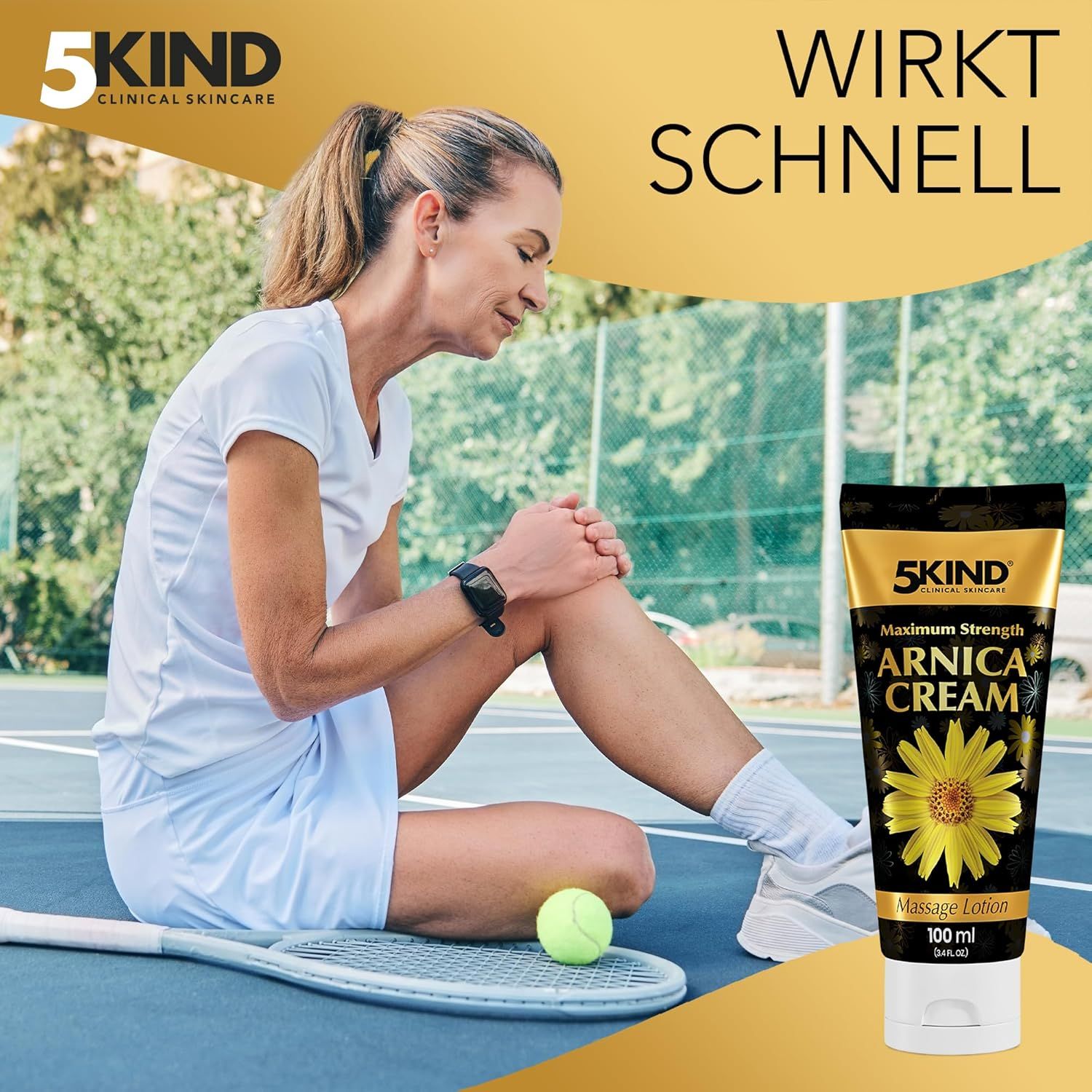 Frau sitzt auf Tennisplatz. Neben ihr eine Creme-Tube mit gelbem Etikett. Text: 5kind, Arnica Cream, Massage Lotion.