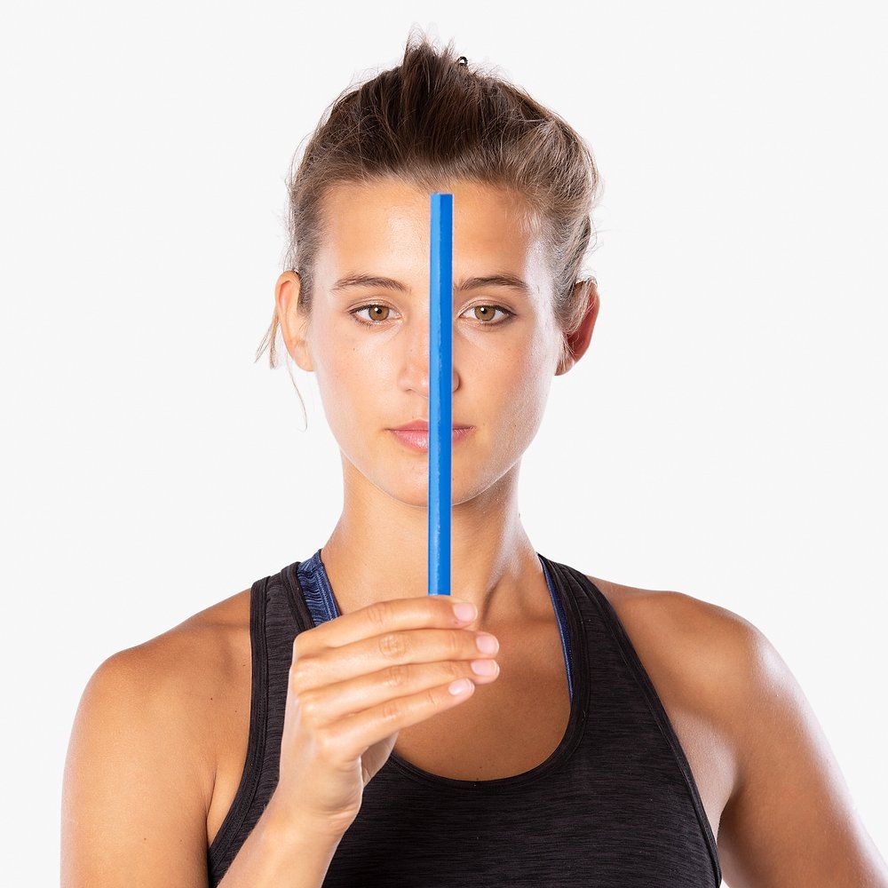 Person hält einen blauen Stab vor dem Gesicht. Artzt neuro Vision Stick.