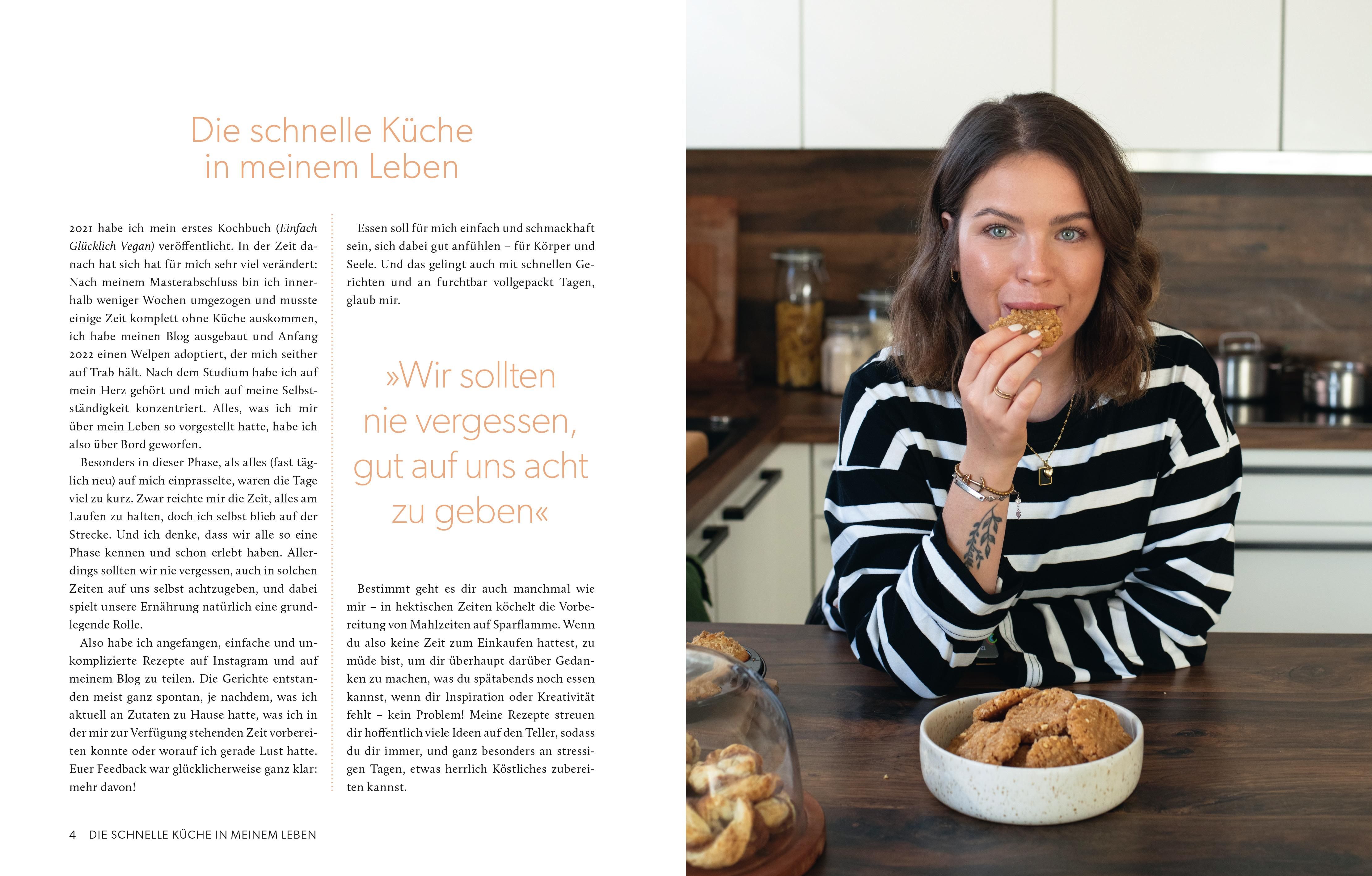 Buchseite mit Text und einem Foto einer Frau, die ein Gebäckstück isst. Im Hintergrund eine Küche.