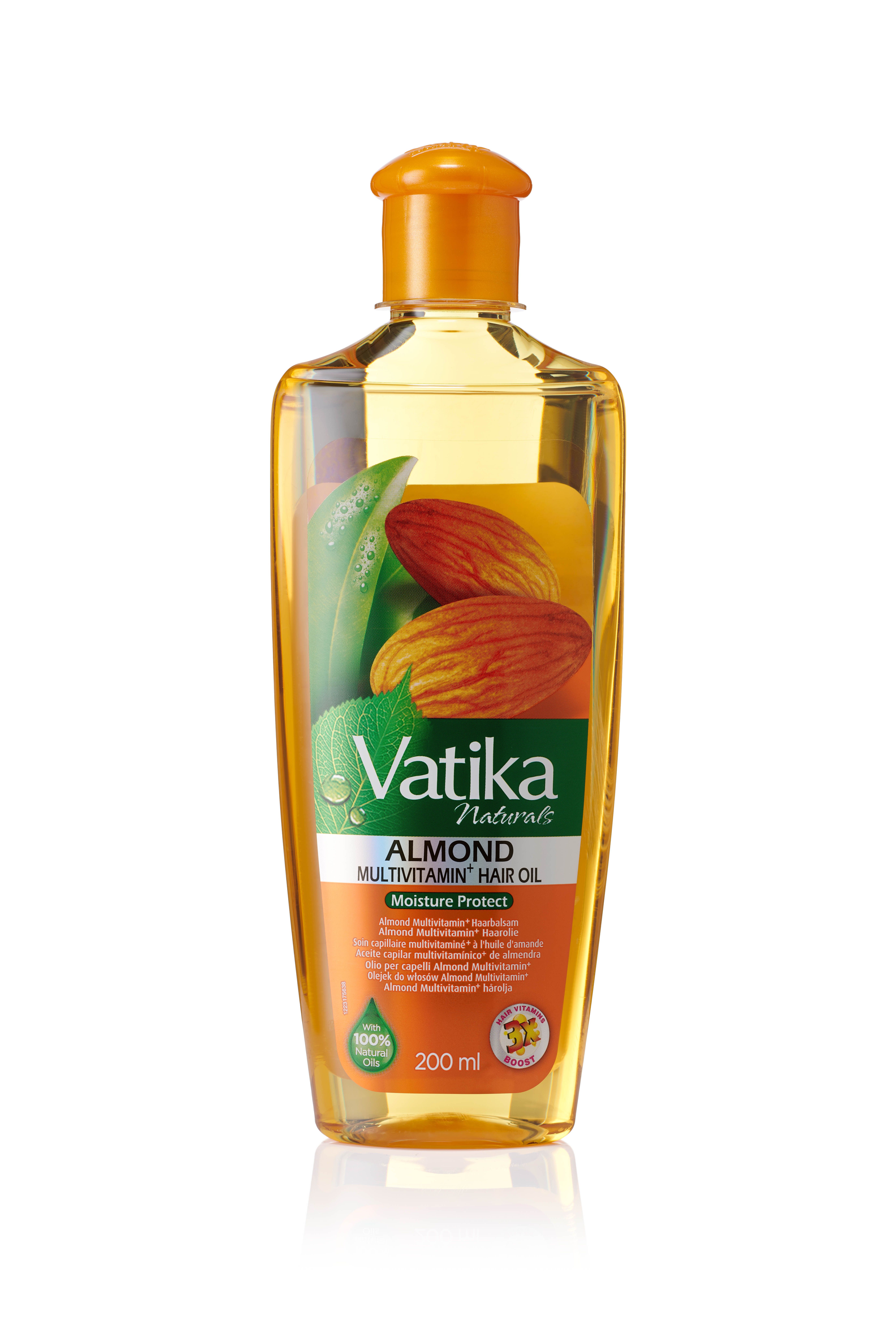 Klare Flasche mit gelbem Öl. Aufschrift: Vatika Naturals Almond Multivitamin Hair Oil. Mit Mandeln und Aloe Vera-Illustrationen.