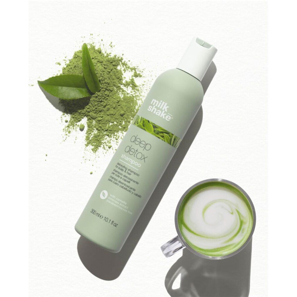 Grüne Shampoo-Flasche, Matcha-Tee und Blätter. Text: deep detox shampoo, milk shake. 300 ml.