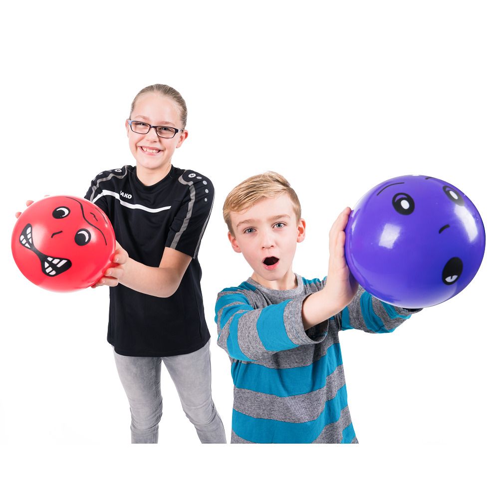 Zwei Kinder halten je einen Ball mit Gesichtern. Roter Ball mit wütendem Gesicht, violetter Ball mit traurigem Gesicht.
